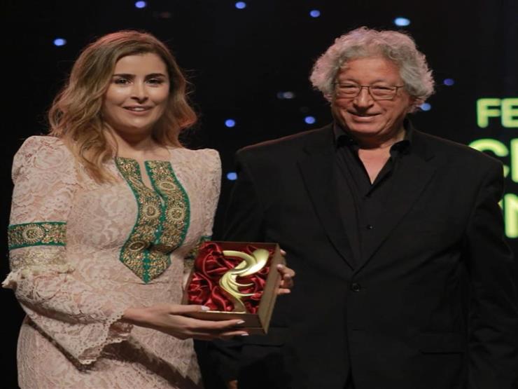 عائشة بن أحمد تتسلم جائزة المبدعين خارج أرض الوطن عائشة بن أحمد تتسلم جائزة المبدعين خارج أرض الوطن