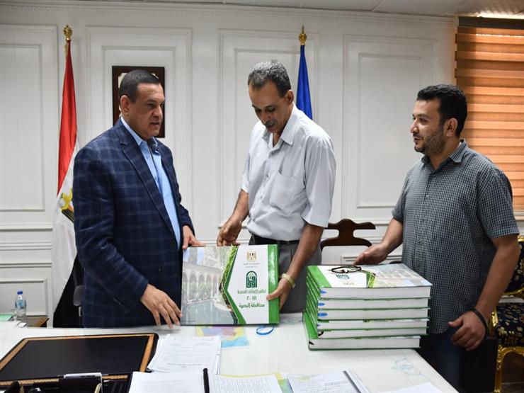 "آمنة" يتسلم أول نسخة من أطلس "أوقاف البحيرة" "آمنة" يتسلم أول نسخة من أطلس "أوقاف البحيرة"