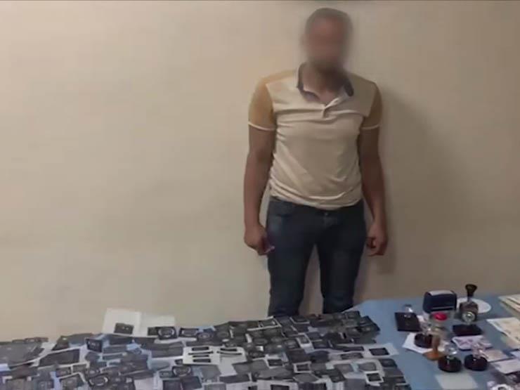 لحظة ضبط مزور للمحررات الرسمية ويبيعها للمواطنين في الإسكندرية- (فيديو) لحظة ضبط مزور للمحررات الرسمية ويبيعها للمواطنين في الإسكندرية- (فيديو)