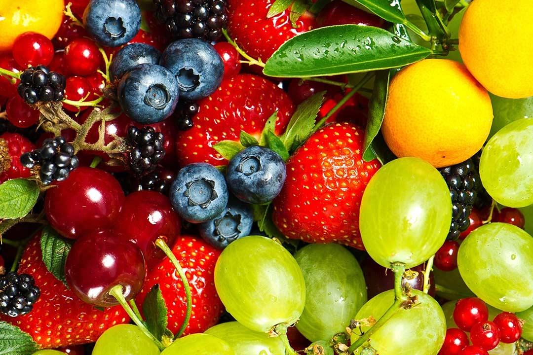 طريقة بسيطة لتحضير الفواكه بصوص الكراميل.. حلوى لذيذة وصحية طريقة بسيطة لتحضير الفواكه بصوص الكراميل.. حلوى لذيذة وصحية