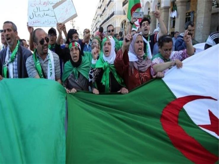 الجزائريون يحذرون مما وصفوه بـ"الجمعة الملغمة" الجزائريون يحذرون مما وصفوه بـ"الجمعة الملغمة"