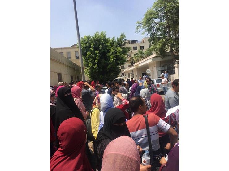 معلمو العقود المؤقتة يتظاهرون أمام "التعليم" للمطالبة بتجديد عقودهم.. والوزارة تعلق معلمو العقود المؤقتة يتظاهرون أمام "التعليم" للمطالبة بتجديد عقودهم.. والوزارة تعلق