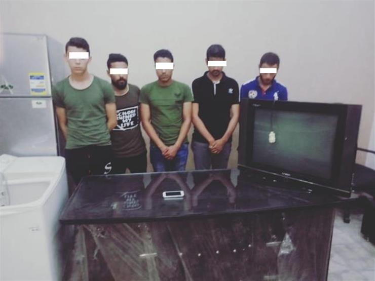ضبط 5 أشخاص اقتحموا منزل مواطن وسرقوا بعض المنقولات بالإكراه في القاهرة ضبط 5 أشخاص اقتحموا منزل مواطن وسرقوا بعض المنقولات بالإكراه في القاهرة