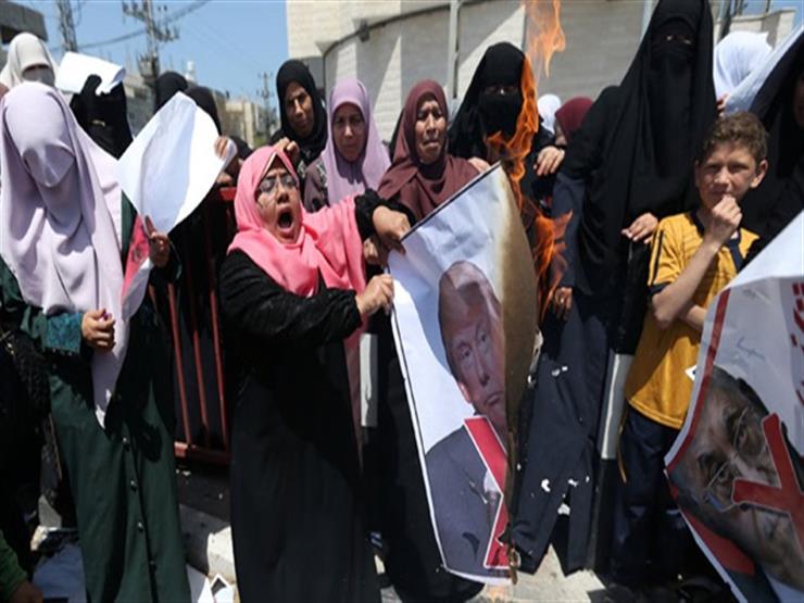 متظاهرون فلسطينيون يحرقون صور ترامب ضمن احتجاجات على مؤتمر البحرين متظاهرون فلسطينيون يحرقون صور ترامب ضمن احتجاجات على مؤتمر البحرين