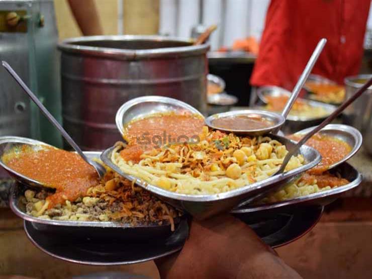 بعد غيابه في رمضان.. طبق الكشري أول وجبات العيد: "مانعيدش من غيره" (صور) بعد غيابه في رمضان.. طبق الكشري أول وجبات العيد: "مانعيدش من غيره" (صور)