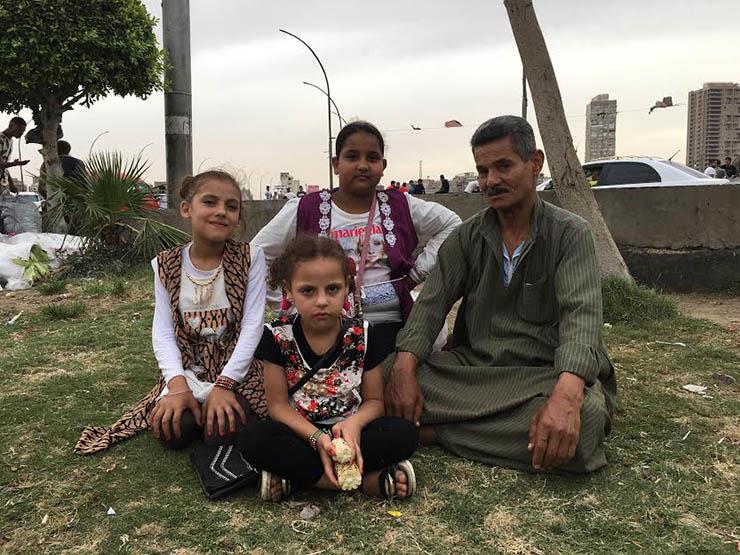 "المهم يتبسطوا".. نبوي يصطحب أبناء الجيران لـ"فُسحة العيد" رفقة ابنته "المهم يتبسطوا".. نبوي يصطحب أبناء الجيران لـ"فُسحة العيد" رفقة ابنته