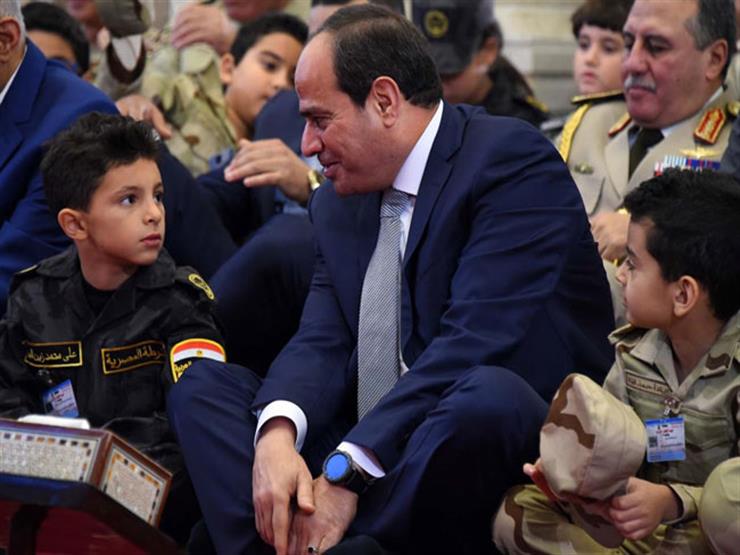 السيسي يحتفل بالعيد مع أبناء الشهداء في مركز المنارة السيسي يحتفل بالعيد مع أبناء الشهداء في مركز المنارة