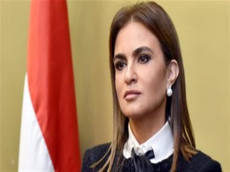 وزيرة الاستثمار وحفيدتها يُعدان "كحك العيد" وزيرة الاستثمار وحفيدتها يُعدان "كحك العيد"