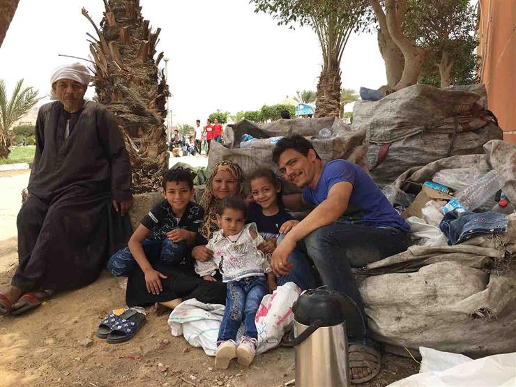 عيد "الشقيانين".. أسرة تجمع البلاستيك بالفسطاط: "عشان نزود رزقنا" عيد "الشقيانين".. أسرة تجمع البلاستيك بالفسطاط: "عشان نزود رزقنا"