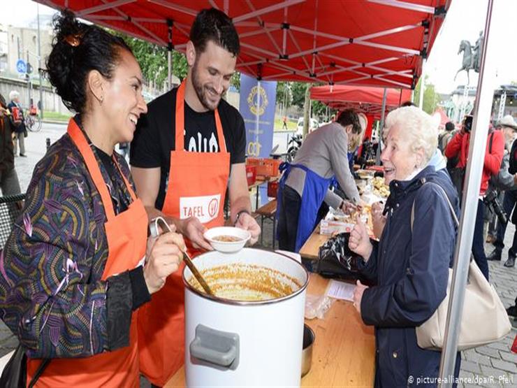 مؤسسة خيرية تقيم مائدة مجانية بطول 100 متر في كولونيا مؤسسة خيرية تقيم مائدة مجانية بطول 100 متر في كولونيا