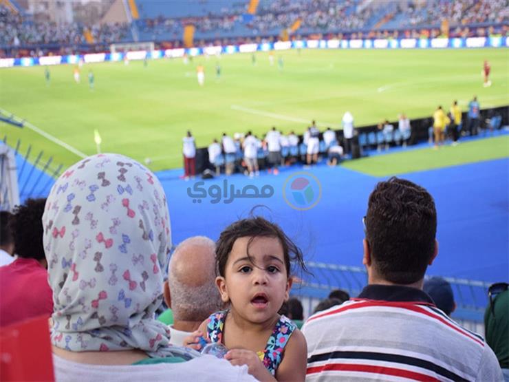 على أنغام الفوفوزيلا.. مصريون في مدرجات "التالتة يمين" لتشجيع الجزائر: "بنحبهم" على أنغام الفوفوزيلا.. مصريون في مدرجات "التالتة يمين" لتشجيع الجزائر: "بنحبهم"
