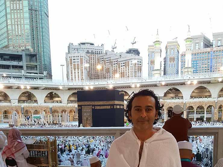 أحمد عزمي يؤدي مناسك العمرة قبل عرض "الملك لير" بالسعودية أحمد عزمي يؤدي مناسك العمرة قبل عرض "الملك لير" بالسعودية