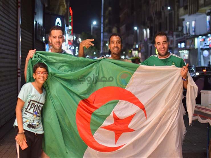 من الاستاد إلى وسط البلد.. كيف كانت جولة مشجعين جزائريين بعلم بلادهما في شوارع القاهرة؟ من الاستاد إلى وسط البلد.. كيف كانت جولة مشجعين جزائريين بعلم بلادهما في شوارع القاهرة؟