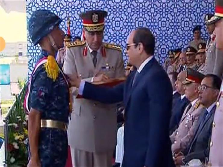 السيسي يمنح أوائل خريجي معهد ضباط الصف نوط الواجب العسكري السيسي يمنح أوائل خريجي معهد ضباط الصف نوط الواجب العسكري