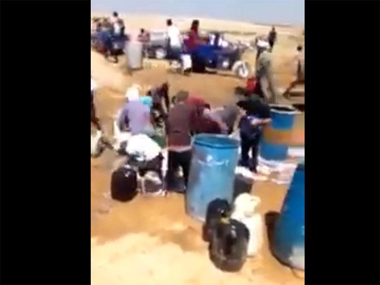 سولار ببلاش في بني سويف.. والأهالي يصطفون في طوابير لتعبئة "الجراكن" - فيديو سولار ببلاش في بني سويف.. والأهالي يصطفون في طوابير لتعبئة "الجراكن" - فيديو
