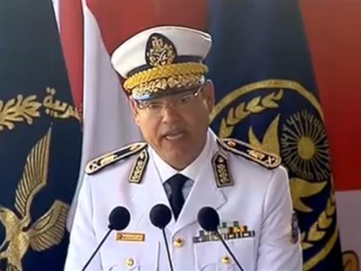 خلال تخرج دفعة جديدة.. رئيس أكاديمية الشرطة يهدي السيسي درع الأكاديمية خلال تخرج دفعة جديدة.. رئيس أكاديمية الشرطة يهدي السيسي درع الأكاديمية