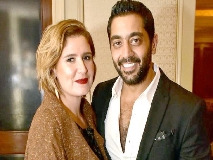 بعد انفصاله عن هنا شيحة.. أحمد فلوكس يرقص بالحصان في الأهرامات "فيديو" بعد انفصاله عن هنا شيحة.. أحمد فلوكس يرقص بالحصان في الأهرامات "فيديو"