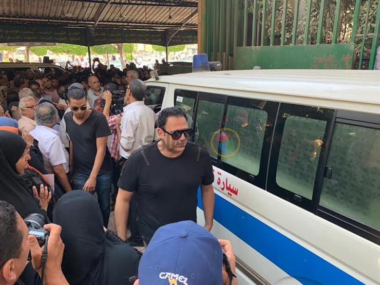 أكرم حسني ومحمد ممدوح في جنازة فاروق الفيشاوي أكرم حسني ومحمد ممدوح في جنازة فاروق الفيشاوي
