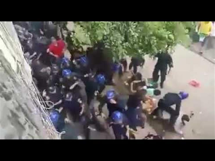 الجزائر: تحقيق رسمي في فيديو اعتداء الشرطة على متظاهرين الجزائر: تحقيق رسمي في فيديو اعتداء الشرطة على متظاهرين