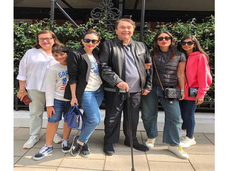 كاريشما كابور تنشر صورة تجمعها بعائلتها.. هل تشبههم؟ كاريشما كابور تنشر صورة تجمعها بعائلتها.. هل تشبههم؟