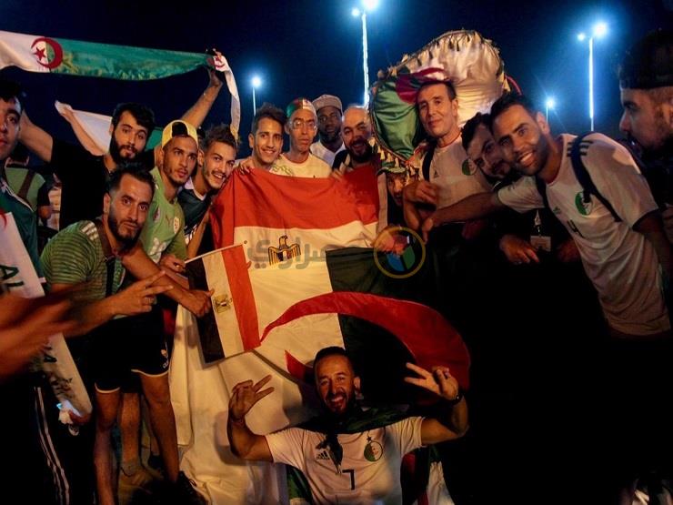 بـ"تيشيرت" الجزائر وعلم مصر.. كيف عبر مشجعو"محاربي الصحراء"عن حبهم لأبناء الفراعنة؟ بـ"تيشيرت" الجزائر وعلم مصر.. كيف عبر مشجعو"محاربي الصحراء"عن حبهم لأبناء الفراعنة؟