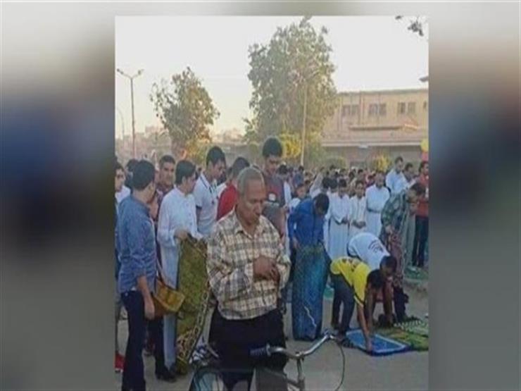 صاحب صورة صلاة العيد على "العجلة": لا أستطيع الركوع والسجود لأسباب مرضية صاحب صورة صلاة العيد على "العجلة": لا أستطيع الركوع والسجود لأسباب مرضية