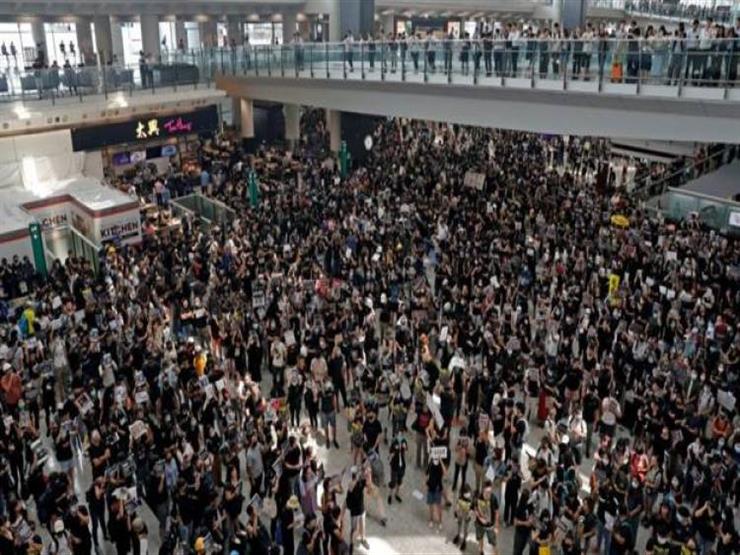 اعتقال 5 أشخاص وإصابة شرطيين في تظاهرات بمطار هونج كونج اعتقال 5 أشخاص وإصابة شرطيين في تظاهرات بمطار هونج كونج