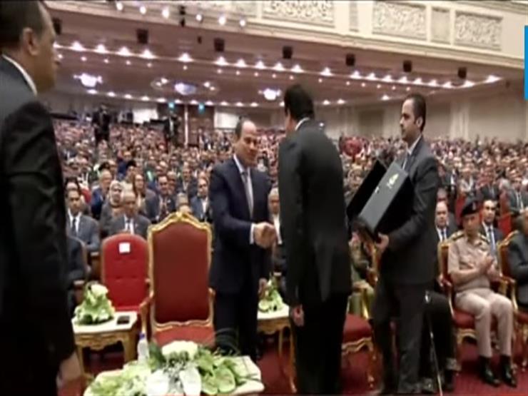 فيديو..وزير التعليم العالي يهدي الرئيس درع "عيد العلم" فيديو..وزير التعليم العالي يهدي الرئيس درع "عيد العلم"