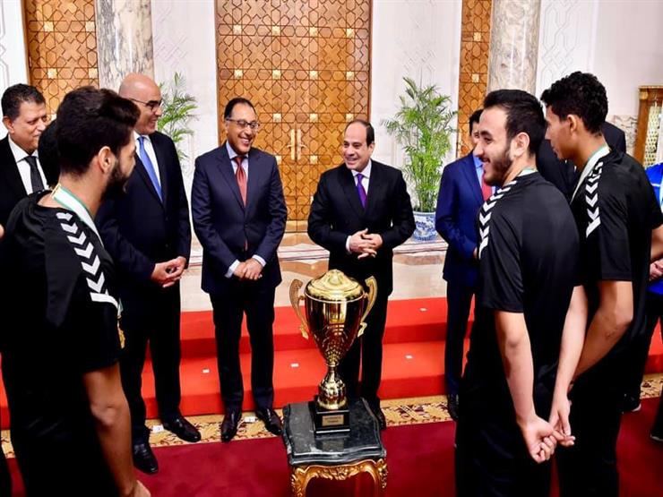 السيسي يمنح ناشئي اليد وسام الجمهورية من الطبقة الأولى السيسي يمنح ناشئي اليد وسام الجمهورية من الطبقة الأولى
