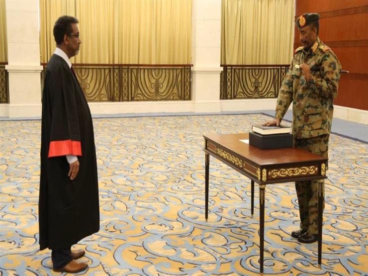 البرهان يؤدي اليمين الدستورية رئيسًا للمجلس السيادي السوداني (فيديو) البرهان يؤدي اليمين الدستورية رئيسًا للمجلس السيادي السوداني (فيديو)