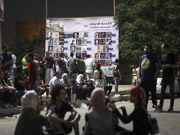 حفلة موازية أمام القلعة: "اللي معرفش يدخل حفلة مسار إجباري يغني لهم" حفلة موازية أمام القلعة: "اللي معرفش يدخل حفلة مسار إجباري يغني لهم"