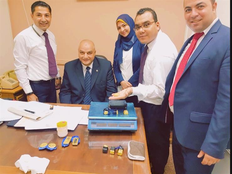 "أخفوها في أماكن حساسة".. ضبط 11 سبيكة ذهبية مع 3 راكبات سودانيات بالمطار "أخفوها في أماكن حساسة".. ضبط 11 سبيكة ذهبية مع 3 راكبات سودانيات بالمطار