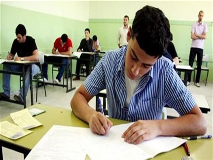 ضبط طالب "ثانوي" أثناء تصوير ورقة امتحان الكيمياء بالقليوبية ضبط طالب "ثانوي" أثناء تصوير ورقة امتحان الكيمياء بالقليوبية