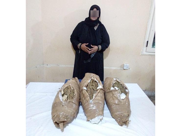ضبطت بـ 7 كيلو بانجو.. الشرطة تكشف "دولاب المعلمة" بالصف ضبطت بـ 7 كيلو بانجو.. الشرطة تكشف "دولاب المعلمة" بالصف