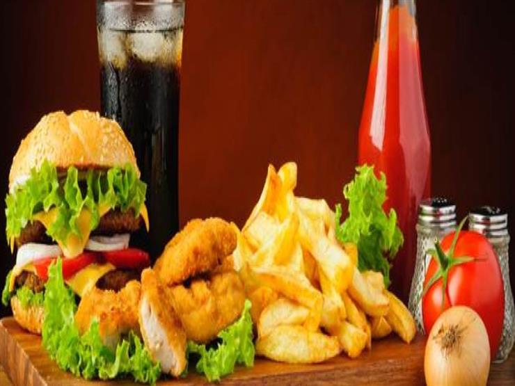 5 أطعمة يحظر تناولها خلال فترة العزل المنزلي (إنفوجرافيك) 5 أطعمة يحظر تناولها خلال فترة العزل المنزلي (إنفوجرافيك)