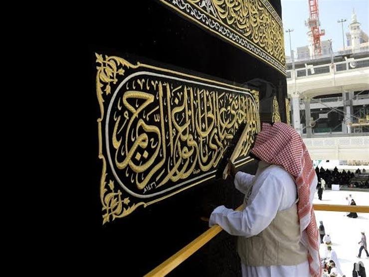 إسدال ثوب الكعبة الشريفة استعدادًا للعُمرة إسدال ثوب الكعبة الشريفة استعدادًا للعُمرة