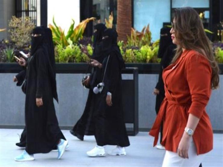 "أعيش مثلما أريد".. سعوديات يغامرن بالتجول من دون العباءة السوداء "أعيش مثلما أريد".. سعوديات يغامرن بالتجول من دون العباءة السوداء