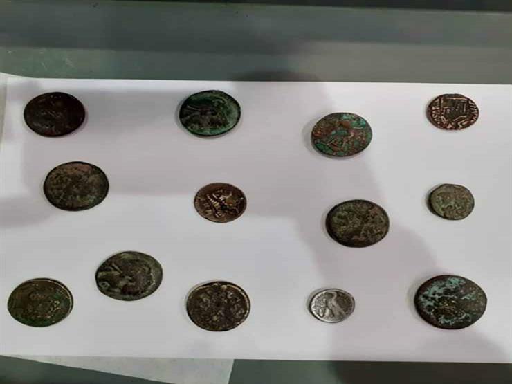 "الآثار": ضبط 29 عملة معدنية بمطاري الأقصر وأسيوط "الآثار": ضبط 29 عملة معدنية بمطاري الأقصر وأسيوط