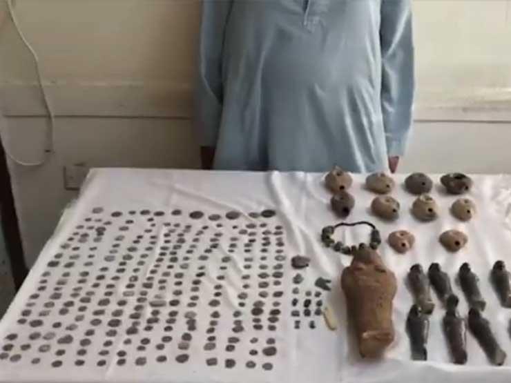 بالفيديو.. مباحث الآثار تضبط 277 قطعة أثرية بحوزة مزارع بالمنيا بالفيديو.. مباحث الآثار تضبط 277 قطعة أثرية بحوزة مزارع بالمنيا