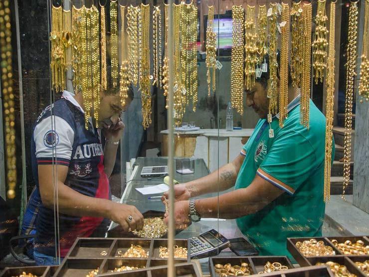 بريق الذهب يخطف الأنظار.. لماذا قفزت الأسعار لمستويات تاريخية في مصر؟ (فيديو) بريق الذهب يخطف الأنظار.. لماذا قفزت الأسعار لمستويات تاريخية في مصر؟ (فيديو)