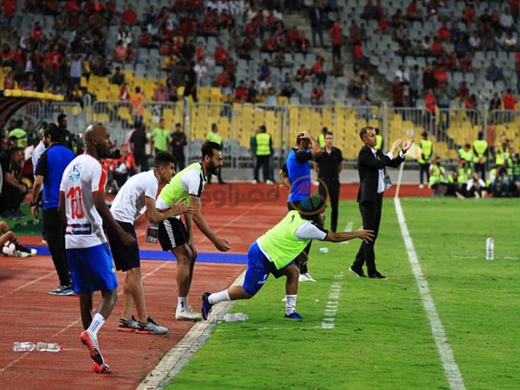 لاعبو الزمالك يرفضون تسلم الميداليات الفضية بسبب جماهير الأهلي لاعبو الزمالك يرفضون تسلم الميداليات الفضية بسبب جماهير الأهلي