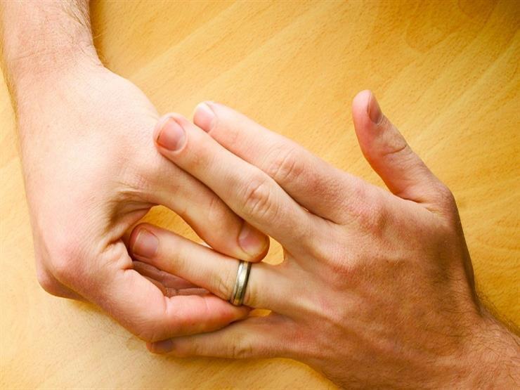 "شريف" يطلب التطليق: "بتعايرني بلون جسمي" "شريف" يطلب التطليق: "بتعايرني بلون جسمي"