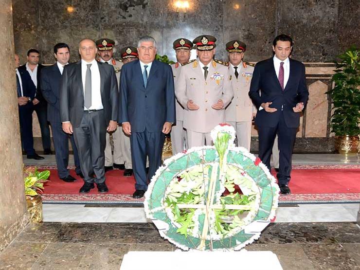 نائبًا عن الرئيس.. وزير الدفاع يضع إكليل الزهور على قبر الزعيم عبدالناصر نائبًا عن الرئيس.. وزير الدفاع يضع إكليل الزهور على قبر الزعيم عبدالناصر