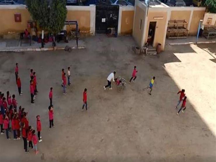 بعد انتشارها على فيسبوك.. قصة المعلم الذي انتصر لطالب "الكرسي المتحرك" بعد انتشارها على فيسبوك.. قصة المعلم الذي انتصر لطالب "الكرسي المتحرك"