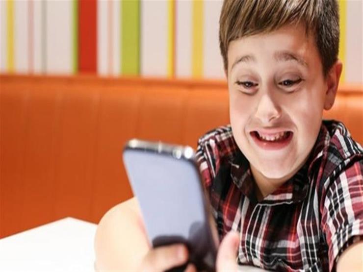 لماذا لا يجب ترك طفلك يلعب على الهواتف الذكية دون أي رقابة؟ لماذا لا يجب ترك طفلك يلعب على الهواتف الذكية دون أي رقابة؟