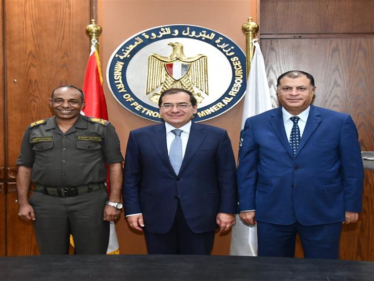 البترول توقع اتفاقيتين للبحث عن النفط والغاز مع "الشركة الوطنية" البترول توقع اتفاقيتين للبحث عن النفط والغاز مع "الشركة الوطنية"