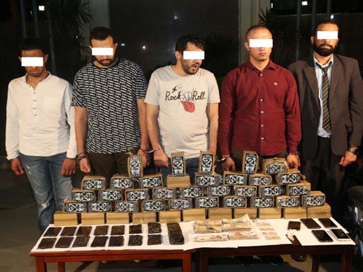 "الداخلية": ضبط تشكيلين عصابيين بحيازتهم 500 طربة حشيش في القاهرة والجيزة "الداخلية": ضبط تشكيلين عصابيين بحيازتهم 500 طربة حشيش في القاهرة والجيزة