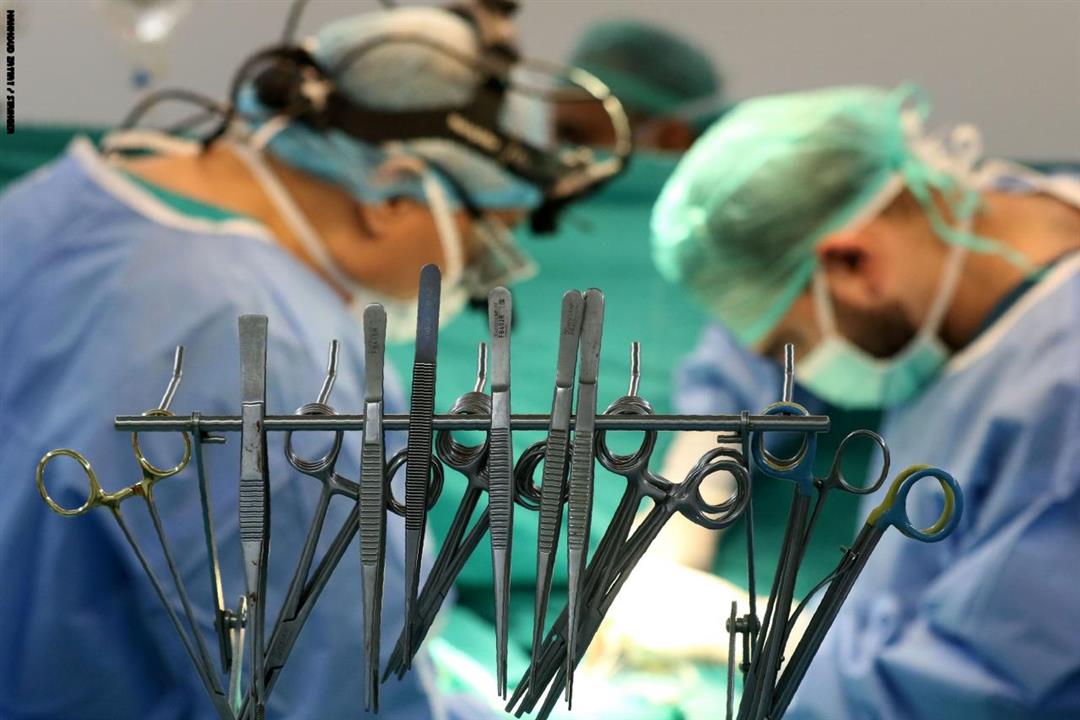 أطباء يستخرجون 20 ملعقة ومجوهرات من معدة شاب مصري أطباء يستخرجون 20 ملعقة ومجوهرات من معدة شاب مصري