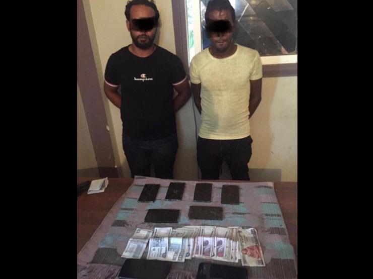 ضبط عاطلين بحوزتهما كيلو حشيش بقصد الإتجار في الشروق ضبط عاطلين بحوزتهما كيلو حشيش بقصد الإتجار في الشروق