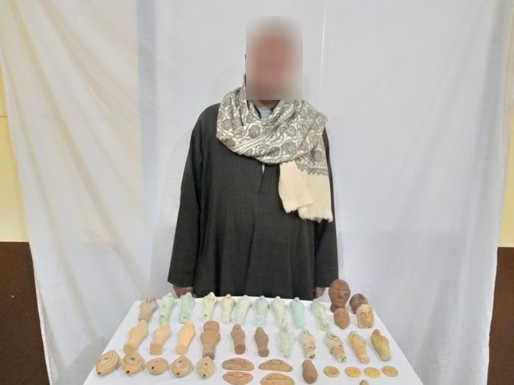 "احنا تجار وعاوزين المساخيط".. حيلة الداخلية لضبط 40 قطعة أثرية بأسيوط- صور "احنا تجار وعاوزين المساخيط".. حيلة الداخلية لضبط 40 قطعة أثرية بأسيوط- صور